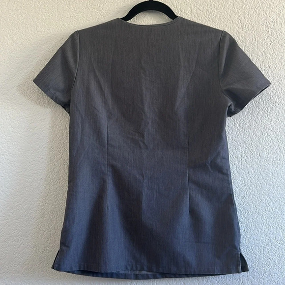 FIGS Casma Three-Pocket Scrub Top for Women – Graphite - Picture 4 of 7